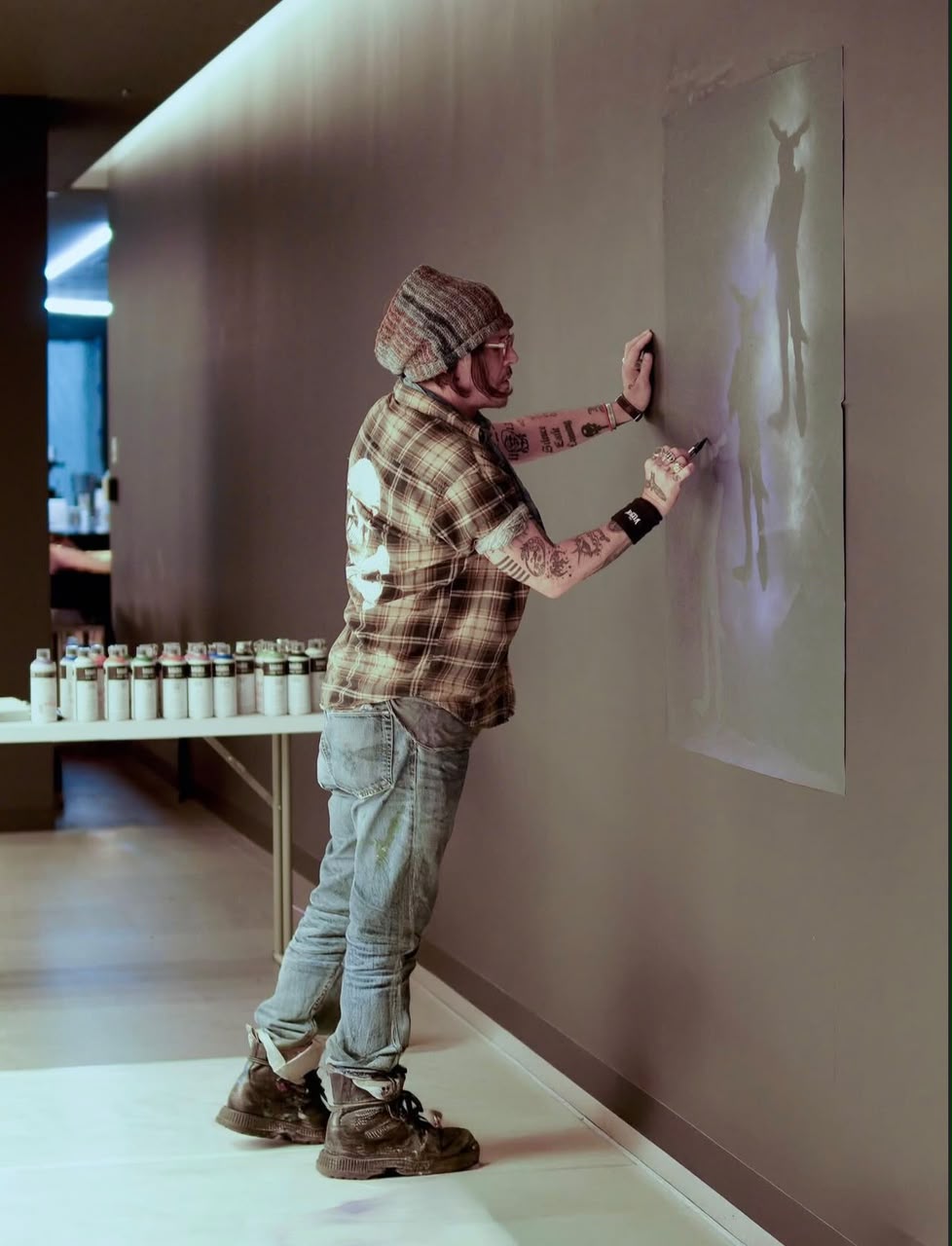 artist_sketching_on_wall